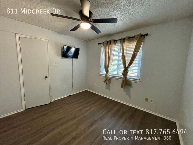 Building Photo - 811 Midcreek Dr