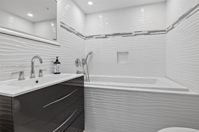 Building Photo - 3370 Hidden Bay Dr