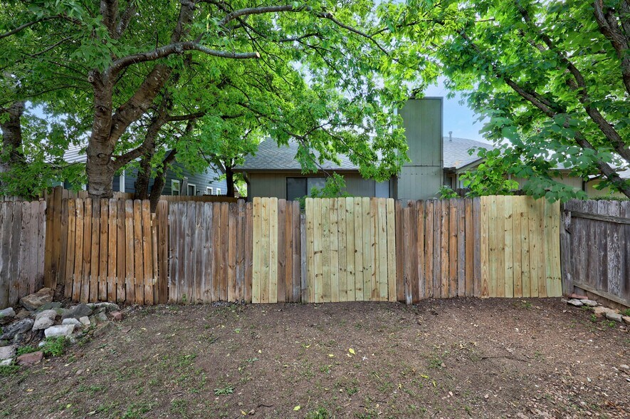Building Photo - 703 Country Aire Dr