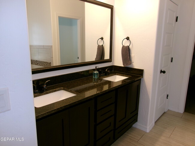 Building Photo - 6445 Villaggio Dr
