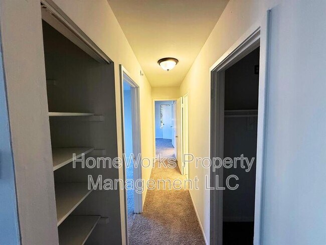 Building Photo - 9633 White Acre Rd