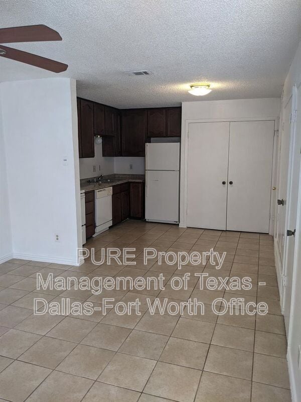 Building Photo - 901 S Mesquite St