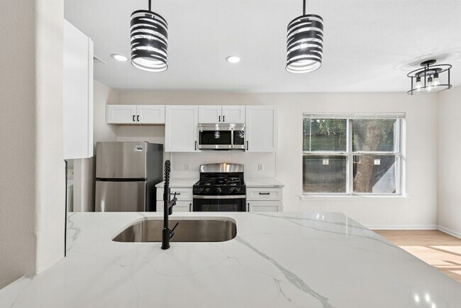 Building Photo - Newly Remodeled Duplex Great Location!