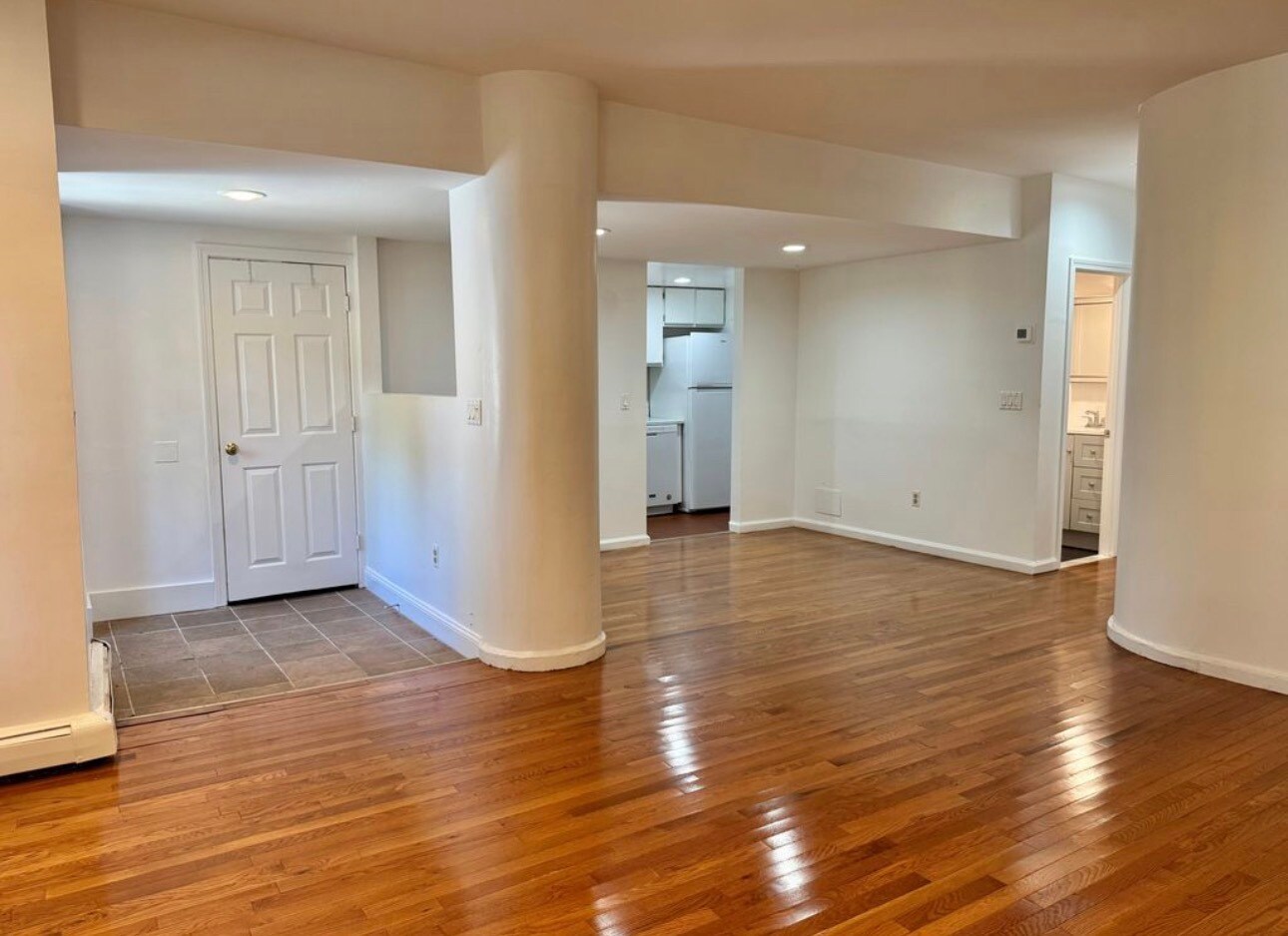 Building Photo - 390 Riverway