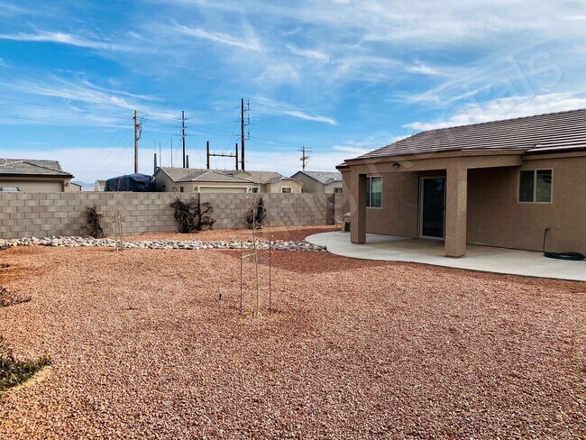 Building Photo - BEAUTIFUL 3 BEDROOM 2 CAR GARAGE HOME