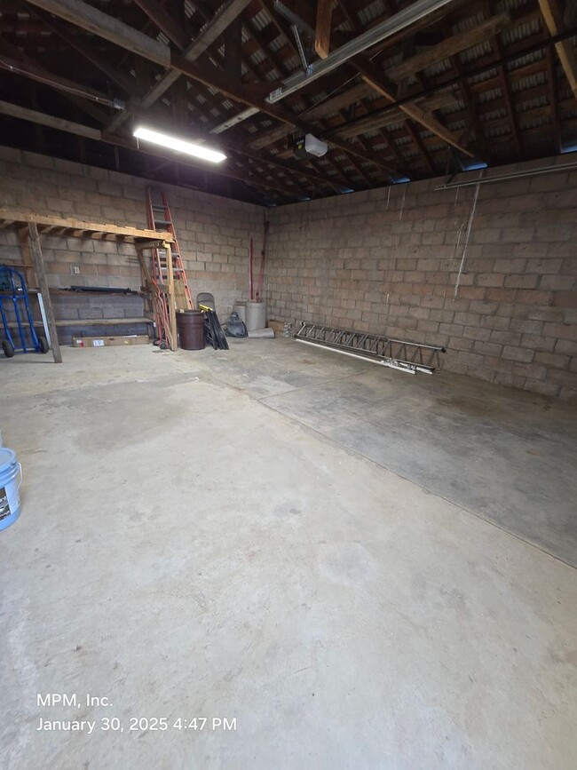 Building Photo - Newly remodeled 2 bedroom 1 bath on acreag...