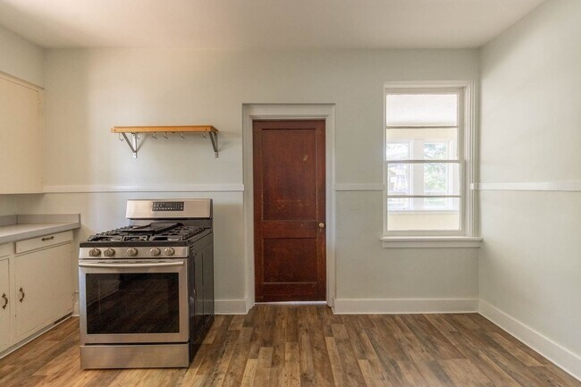 Building Photo - BILOXI - ADORABLE LITTLE COTTAGE - CLOSE TO KEESLER AND THE BEACH