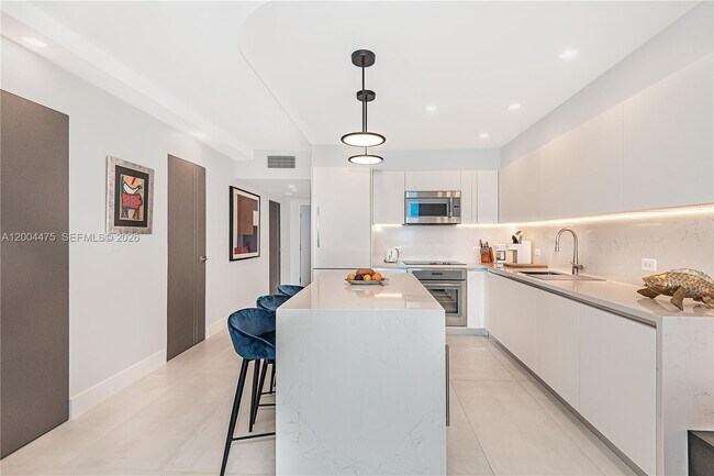 Building Photo - 2301 Collins Ave