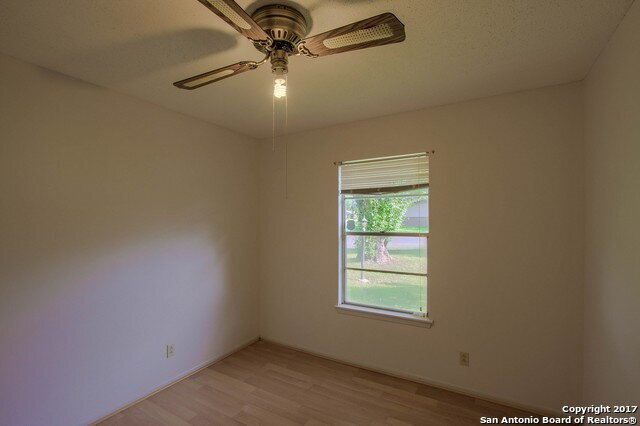 Building Photo - OFFERING 1-MONTH FREE RENT!!