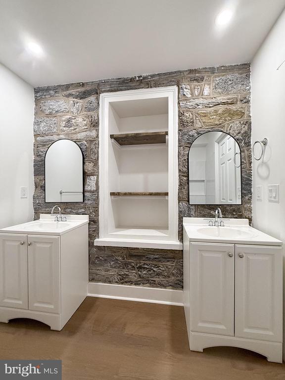 Building Photo - 2928 Lincoln Hwy E