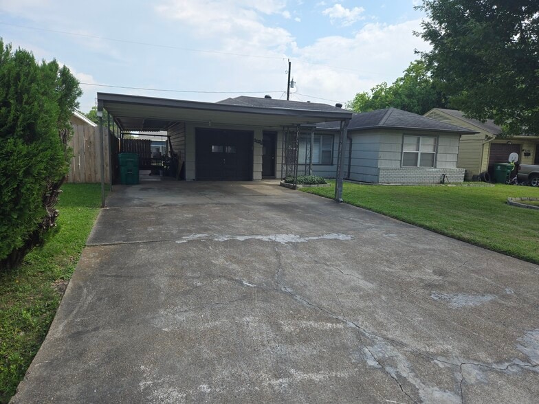 Plenty of covered parking - 3029 Corksie St