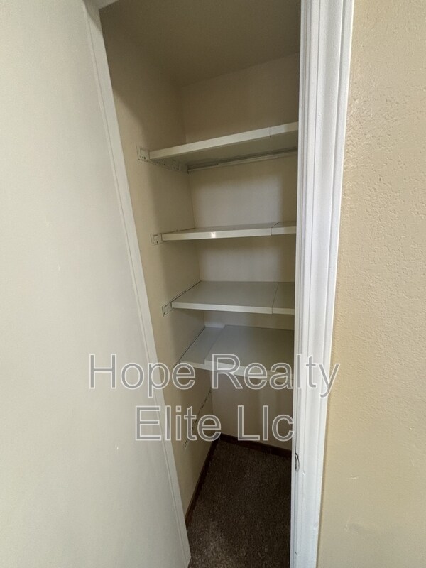 Building Photo - 902 Rancher Dr