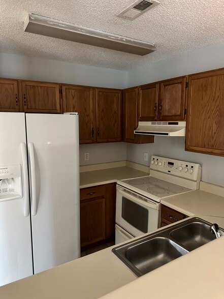 Kitchen - 106 Lullwater Dr