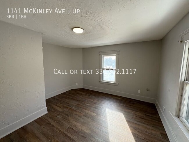 Building Photo - Three bedroom one bathroom second level ap...