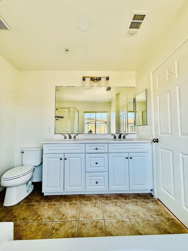 Building Photo - Remodelled 4 Bedroom Townhome for Lease in...