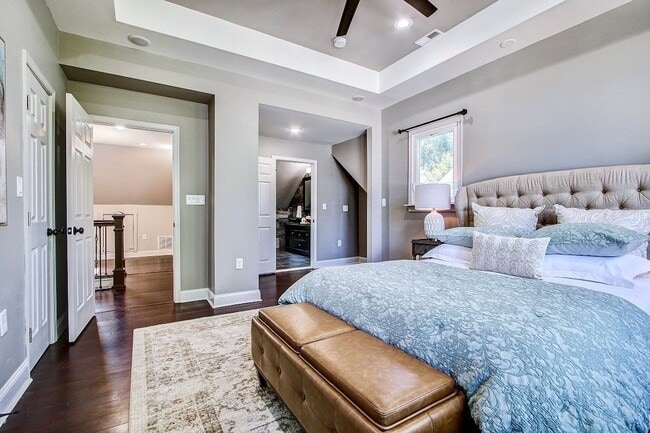 Building Photo - Gorgeous 5 BED + 3.5 Ba in Main House, 1 + 1 in BSMT, 1 + 1 above garage  in the Heart of Downtow...