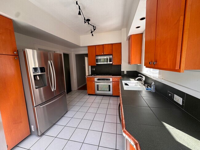 Building Photo - 919 25th Ave