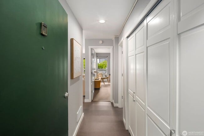 Building Photo - Bright Renovated 1 Bedroom Corner Condo in the Heart of Downtown Bellevue