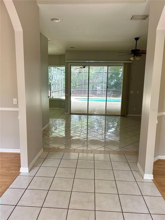 Building Photo - 10433 Lake Hill Dr
