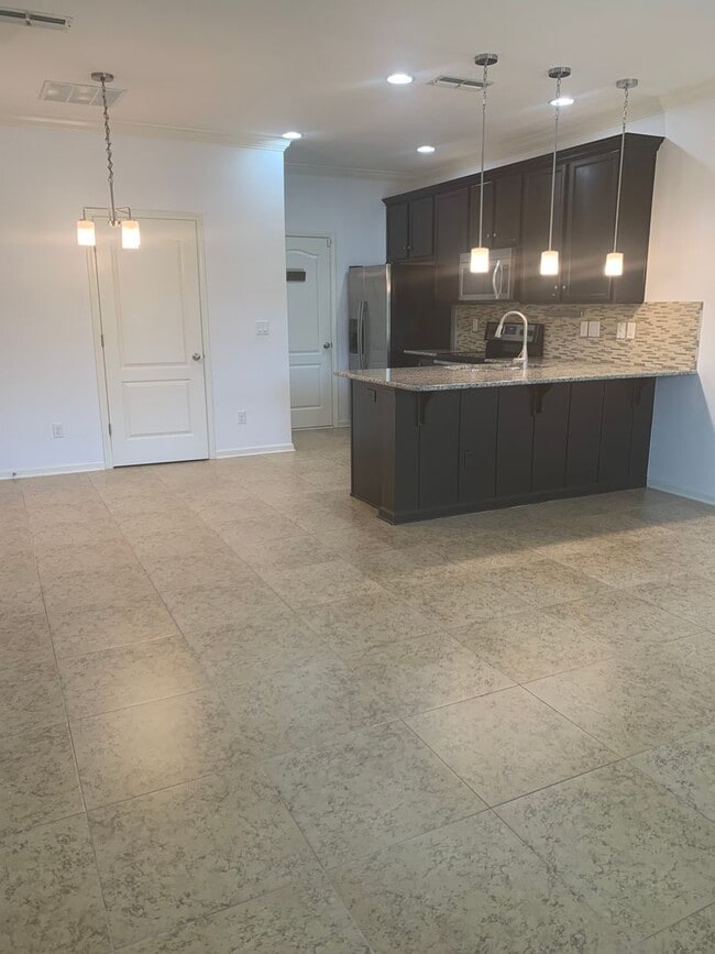 Building Photo - Spacious 3 Bed/2.5 Bath Townhome in Oakleaf