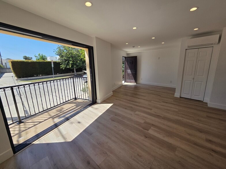 Building Photo - 854 S Sycamore Ave