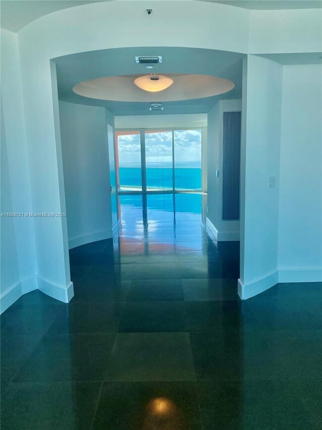 Building Photo - 300 South Pointe Dr