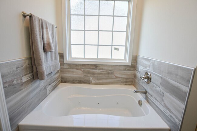 Building Photo - Pet Friendly Four Bedroom with Basement!