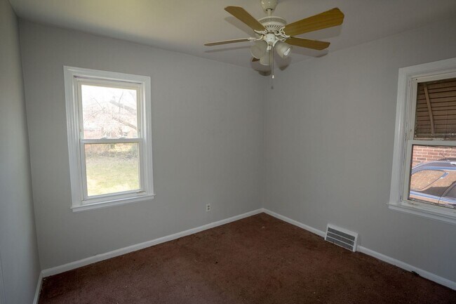 Building Photo - Update charming 3 bedroom bungalow