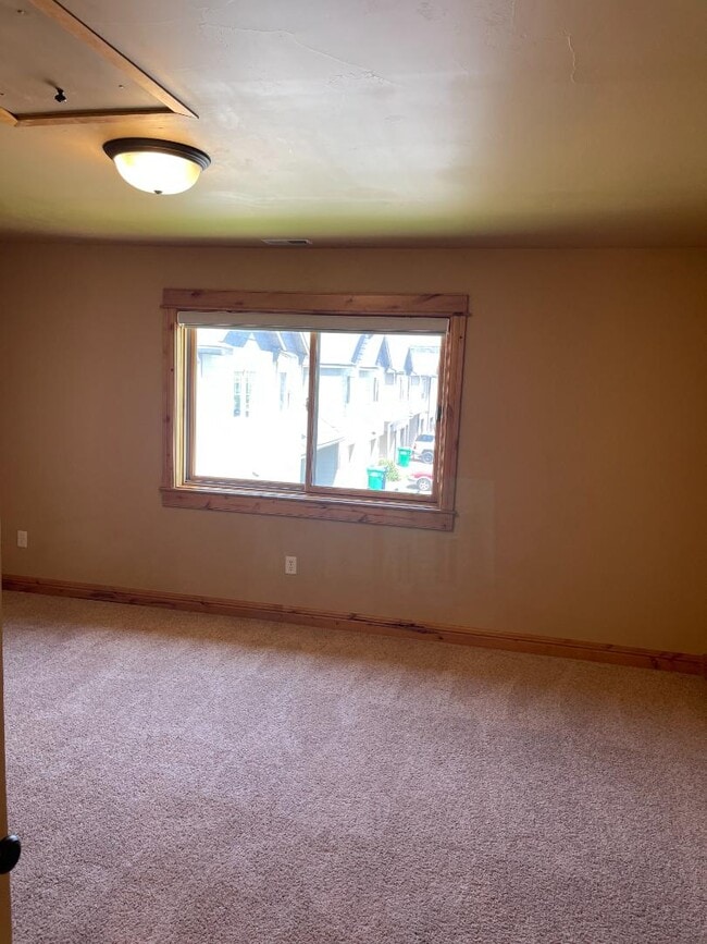 Building Photo - 905 Saxon Way