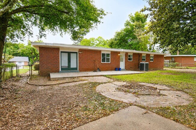 Building Photo - 3BR Home Near Belvedere Park with Bonus Flex Space, Garage & Convenient Access to Shopping, Schoo...