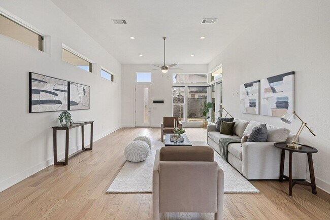 Building Photo - 6124 Florencia Ln