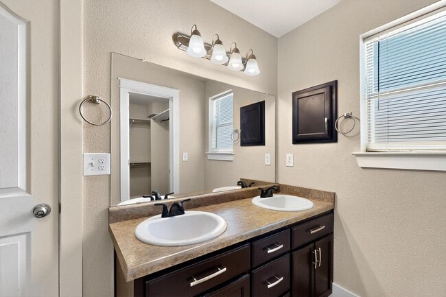 Building Photo - Two story 3 bedroom 2.5 bath in Santa Tere...