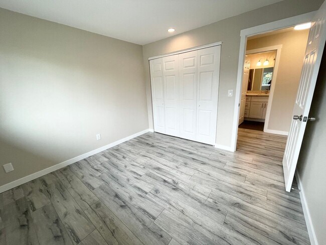 Building Photo - 14320 Roosevelt Way N