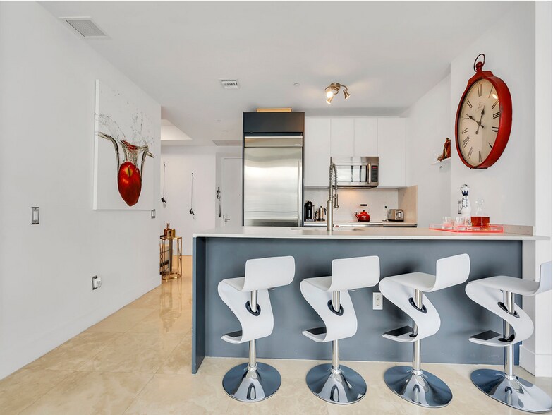 Building Photo - 1300 Brickell Bay Dr