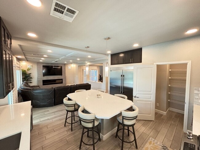 Building Photo - Contemporary 4Bed/3Bath/3 Car/+ Loft -residence located in the Silverado Ranch area