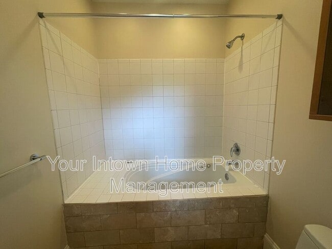Building Photo - 639 Somerset Terrace NE