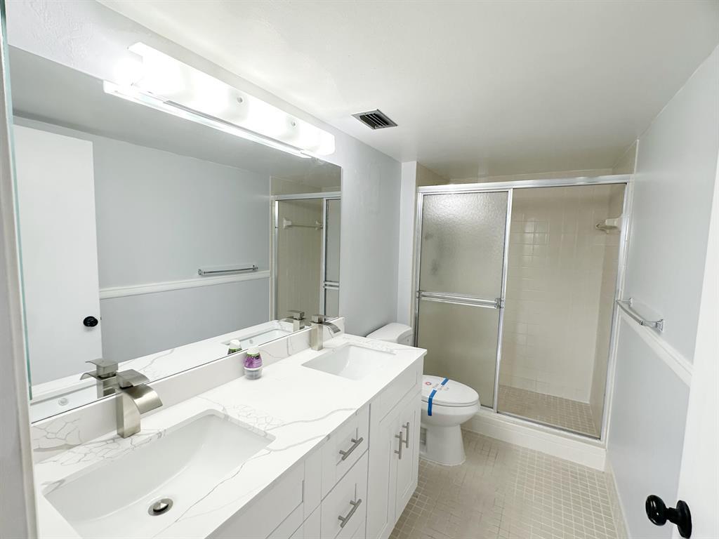 Building Photo - 2220 N Cypress Bend Dr
