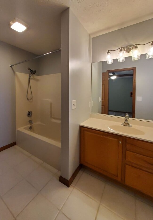 Building Photo - 3-bedroom 2 Full Bath Ranch Home