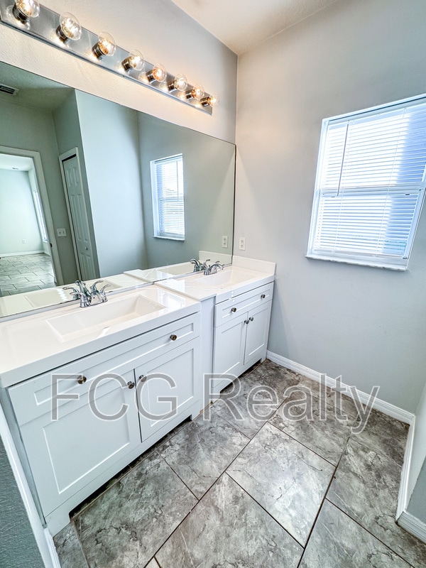 Building Photo - 702 Colville Pl