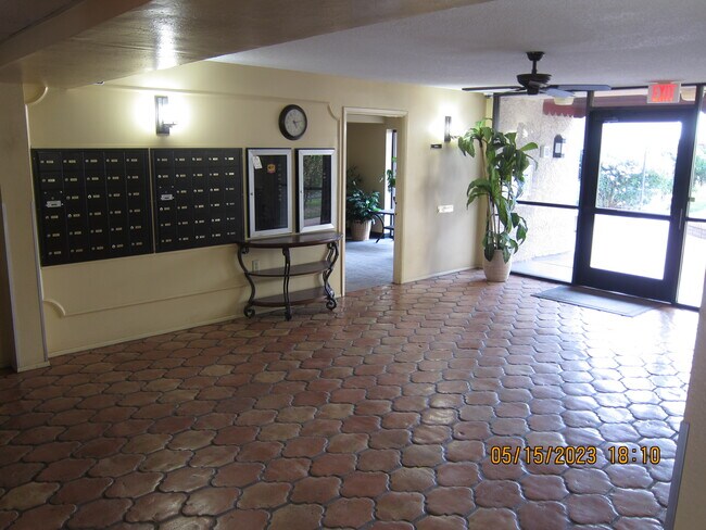 Building Photo - 3033 E Devonshire Ave