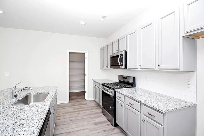 Building Photo - Home with 4 bedrooms, 3 full baths Fence in Yard