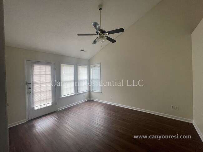 Building Photo - Beautiful 3b Room!Move in ready!