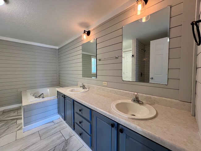 Building Photo - 3-Bed, 2-Bath home in N. Asheville!