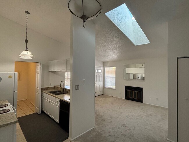 Building Photo - 2 Bedroom, 1 Bath Condo in Virginia Beach