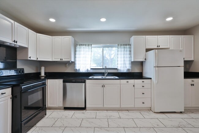 Building Photo - 3553 Brookside Blvd