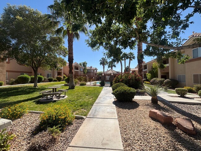 Building Photo - 1050 E Cactus Ave