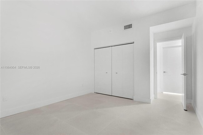 Building Photo - 1000 Venetian Way