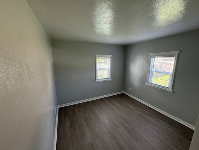 Building Photo - Great Location smaller 2 bedroom house wit...