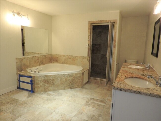 Building Photo - 2220 W Bell Vista Ave