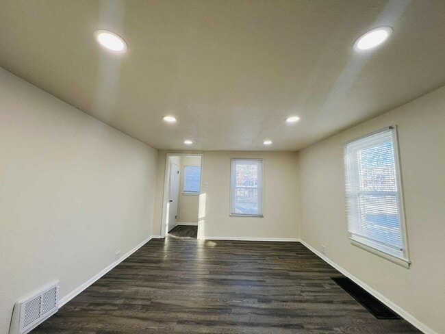 Building Photo - Freshly Updated Single-Family Home with Spacious Upper Bedroom